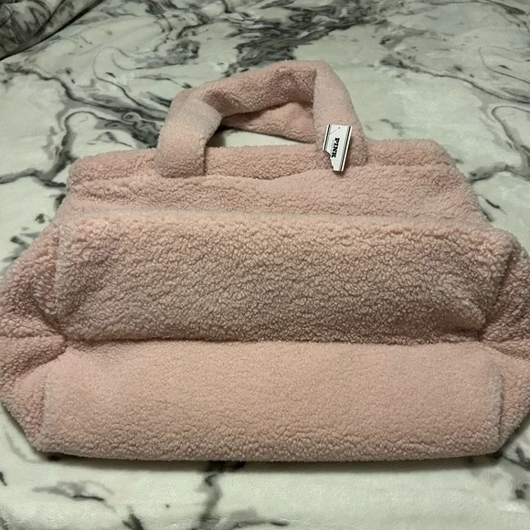 BNWT Victoria’s Secret PINK plush tote - Picture 3 of 6